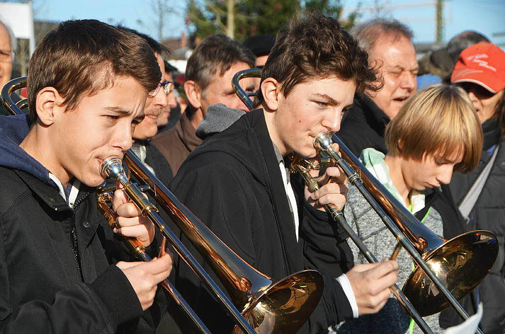 Zur Feier spielte die Jugendmusikschule Sdlicher Breisgau der neuen Fugngerzone ein Weihnachtsstndchen.