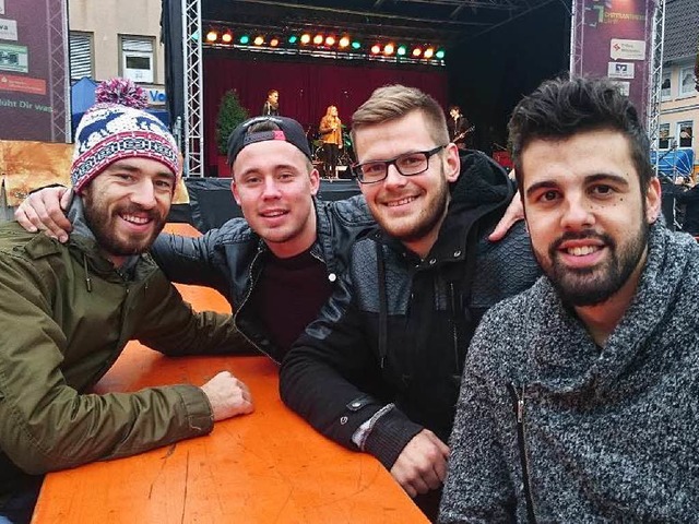 Deniz Yasar (rechts) mit Freunden nach dem Auftritt bei der Chrysanthema  | Foto: Sebastian Khli