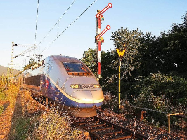 Der TGV aus Frankreich  verlsst hier ...rg und passiert die alten Formsignale.  | Foto: Heinz Gttlich