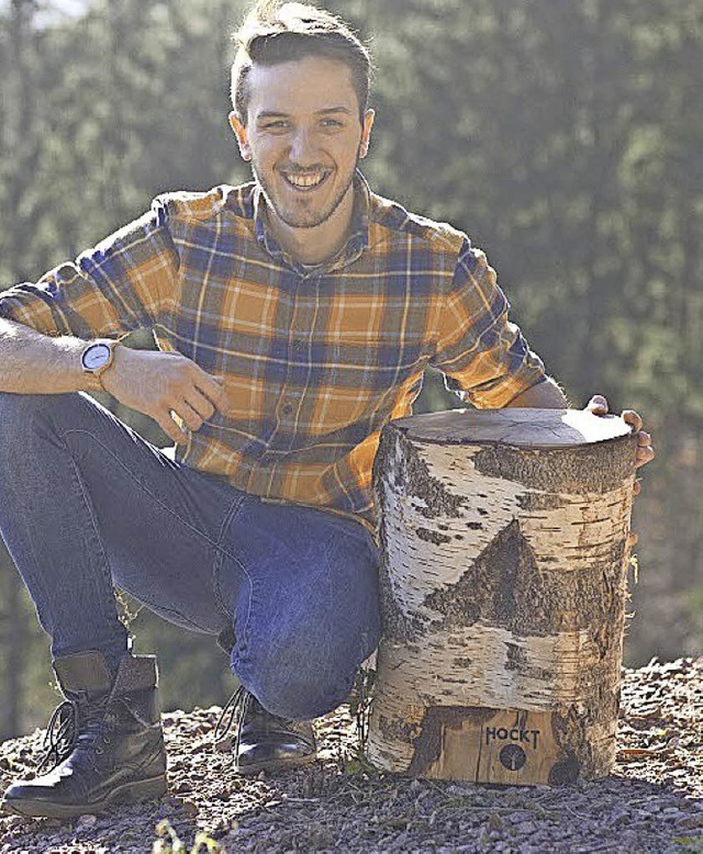 Sebastian Gutmann freut sich: Baumstcke werden Hocker.   | Foto: Privat