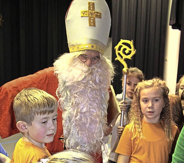 Auf der Bhne erwarteten die Kinder di...arat, das auswendig vorgetragen wurde.  | Foto: Karin Hei