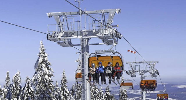 Komfortabel auf den Berg: die moderne ...ierersesselbahn im Skigebiet Klinovec   | Foto: dpa