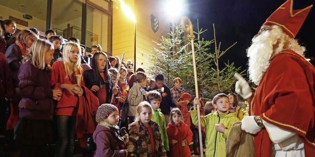 Der Star bei den Kindern war  Nikolaus...r Lichterweihnacht in Au zu Gast war.   | Foto: Julius Steckmeister