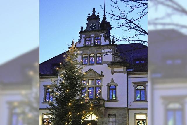 Weihnachtsdorf vor dem Schnauer Rathaus
