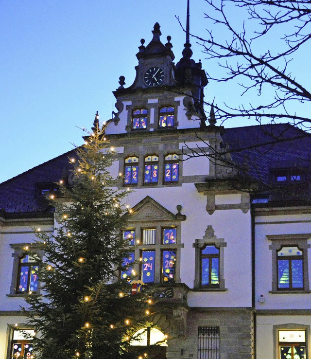 Das Rathaus  als romantische Kulisse   | Foto: E. Steinfelder