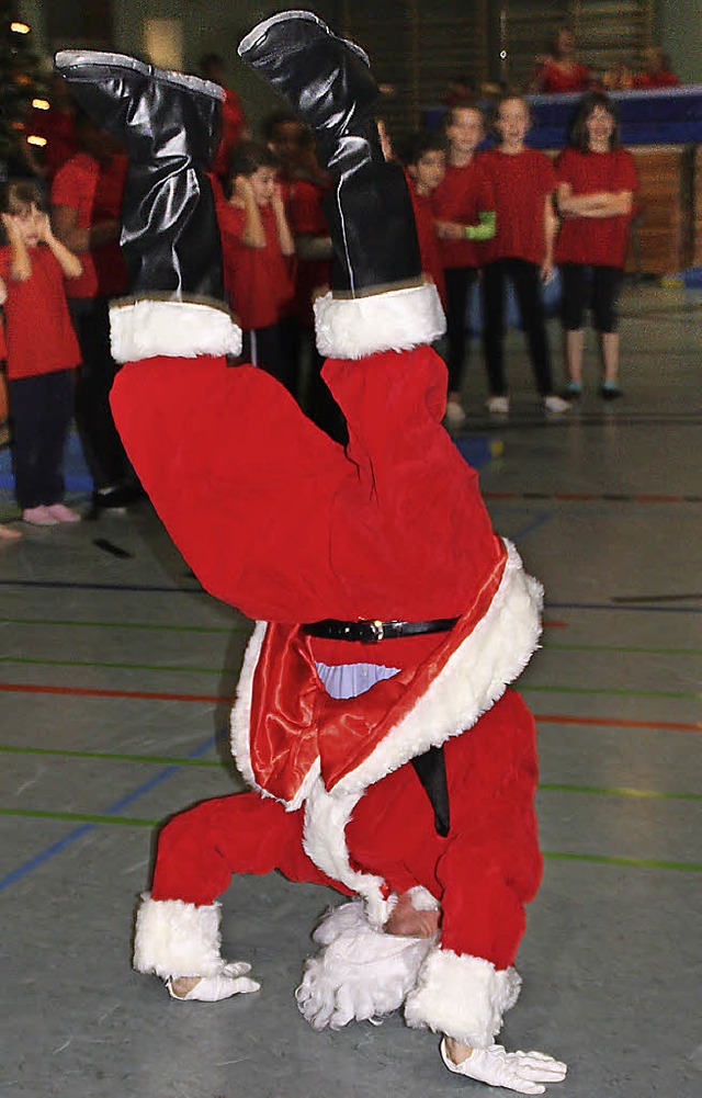 Erst verfehlt der Nikolaus beim Kpfer...-Schule springen, turnen und tanzen .   | Foto: Gerd Leutenecker