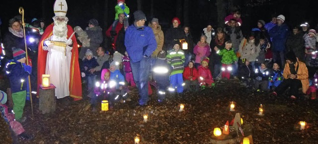 Im Schein von Kerzen und Laternen fand...hepunkt war der Besuch des Nikolaus.   | Foto: Privat