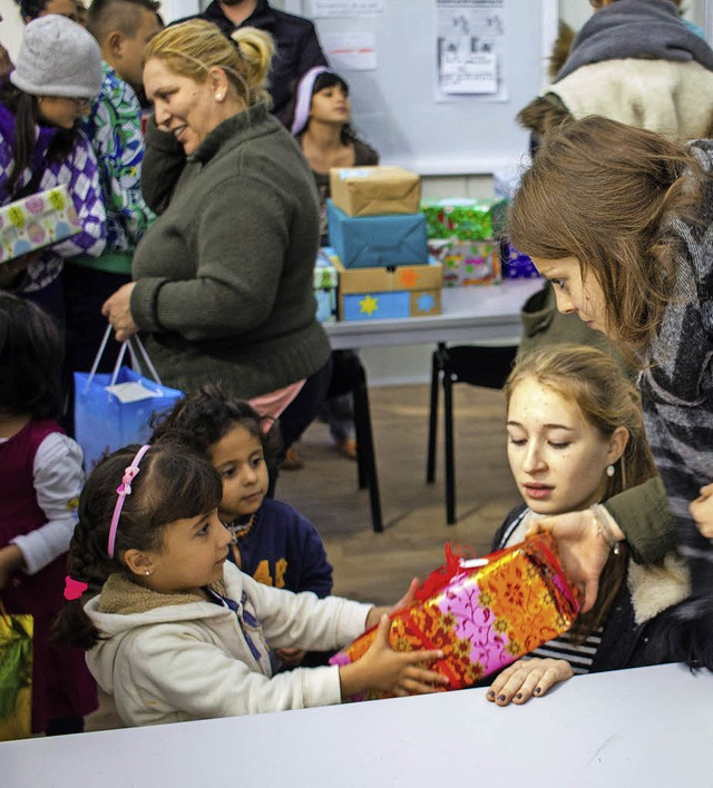 Groe Freude: 200 Geschenkpakete wurden in den Flchtlingsunterknften verteilt.  | Foto: Ansgar Taschinski