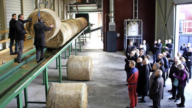 Die Landrte des Ortenaukreises, Frank...riebene Anlage symbolisch in Betrieb.   | Foto: Eri Sieberts