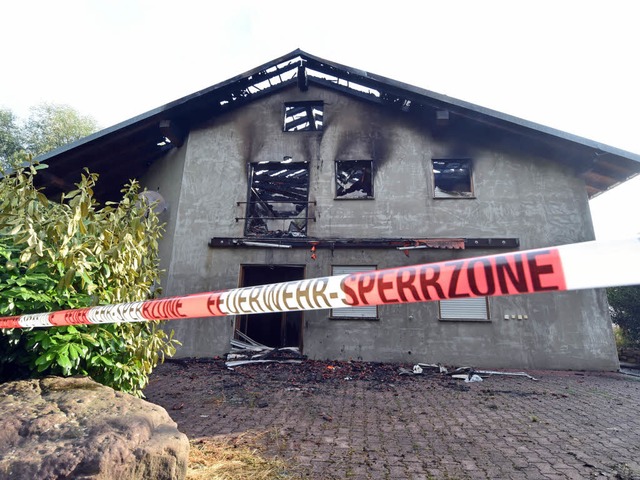 Ein Brand zerstrte auch ein ehemalige... Flchtlingsunterkunft dienen sollte.   | Foto: dpa