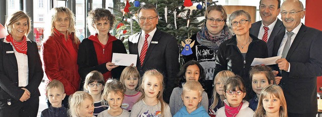 Die Kindergartenkinder freuen sich mit...ard Behringer (Mitte) erhalten haben.   | Foto: Cornelia Liebwein