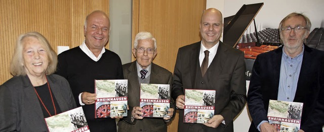 Der zweite Band der Chronik Rheinhause...reisarchivar Gerhard Auer (von links).  | Foto: Ilona Hge