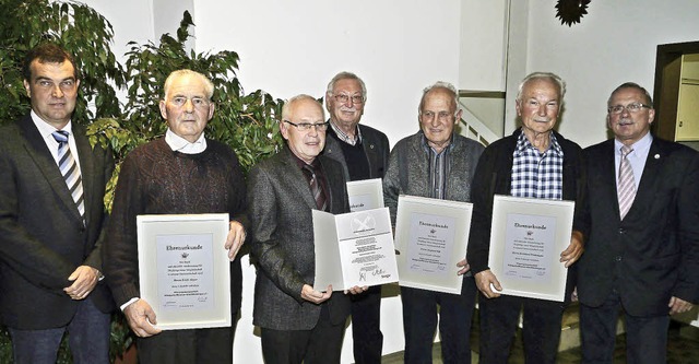 Zu ihren Ehrungen gratulierten Michael...Siegfried Hiss und Bernhard Wiedemann.  | Foto: Christel Hlter-hassler