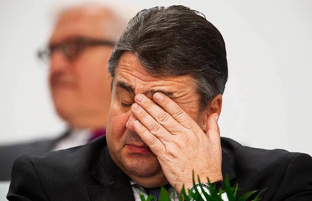 Sigmar Gabriel reagiert sichtlich geschockt auf das schwache Ergebnis.  | Foto: dpa