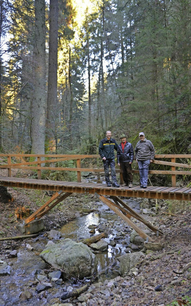 Martin Schwenninger, Helmuth Gnther u...rem wurde diese Brcke neu errichtet.   | Foto: Khnemund