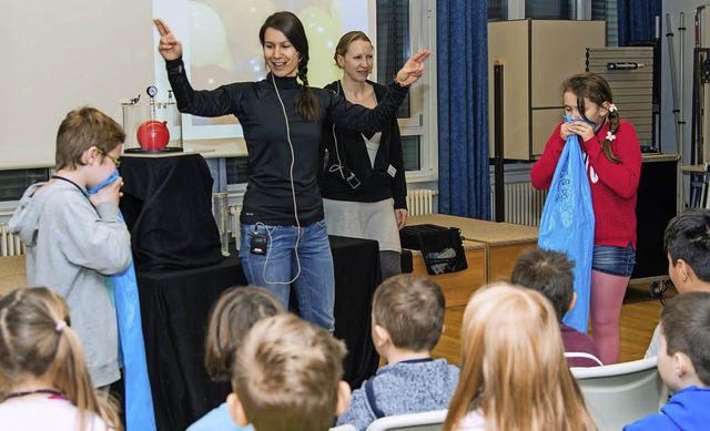 Esra Mandaci (vorne) und Christiane Ro...ment mit Grundschlern aus Kippenheim.  | Foto: olaf Michel