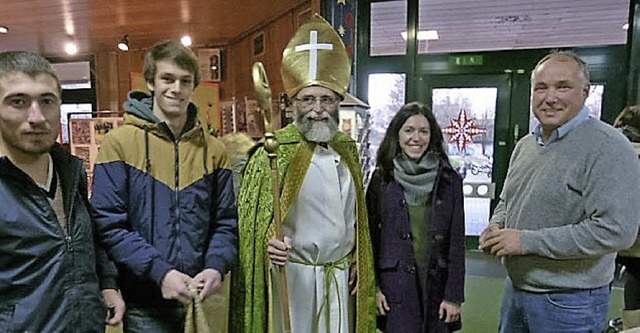 Unesco-Weihnachtsmarkt der GHSE: Der e...lger  Thomas Kruse und Marktbesuchern.  | Foto: GHSE