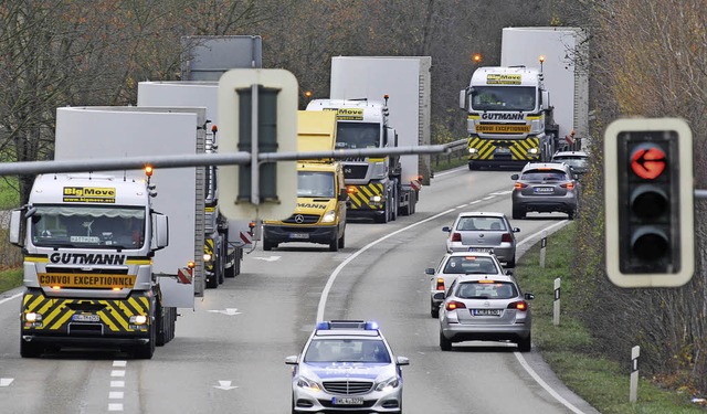 Die tonnenschweren Bauteile fr die Wi...ern auf der Bundesstrae bei Lahr an.   | Foto: Sebastian Khli