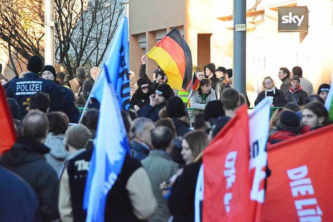 Konfrontation in Weil am Rhein: hinten...egendemonstranten, dazwischen Polizei   | Foto: Hannes Lauber