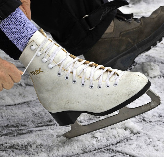 Die Schlittschuhe schnren konnten die...uf ihrer Open-Air-Eisbahn im Freibad.   | Foto: Symbolfoto: Patrick Seeger (dpa)