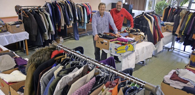 Walter Seider  (links) inmitten der vielen Kleider im Luthersaal.   | Foto: SENF