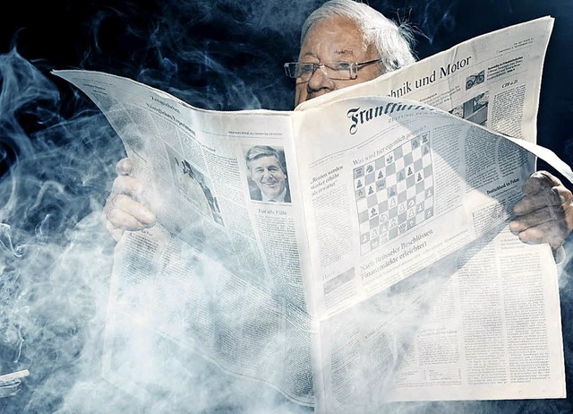 Berhmte FAZ-Kampagne:  Helmut Schmidt raucht und liest.   | Foto: dpa