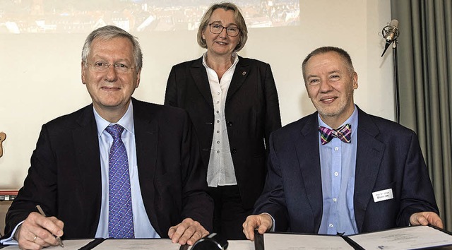 Hans-Jochen Schiewer (links) und Ulric...esia Bauer den Vertrag unterzeichnet.   | Foto: Patrick Seeger