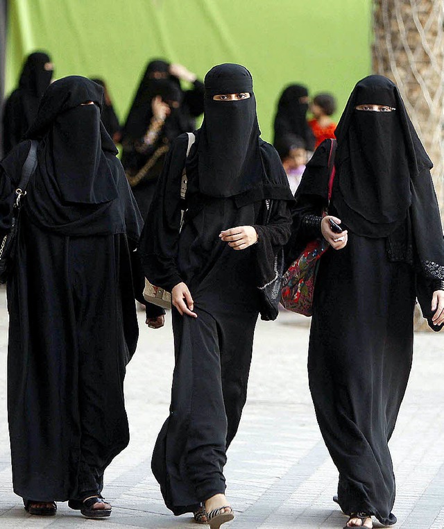 Diese saudischen Frauen tragen als Verhllung einen Niqab.   | Foto: DPA
