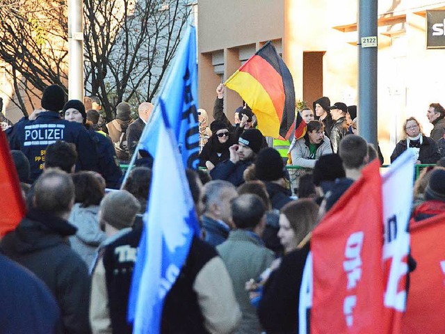 Konfrontation in Weil am Rhein: Hinten...im Vordergrund die Gegendemonstranten.  | Foto: Hannes Lauber