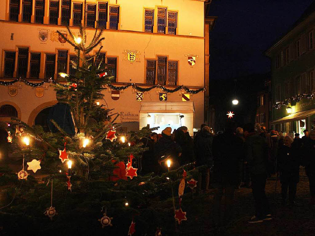 Weihnachtliche Stimmung bei der 4. Staufener Lichternacht.