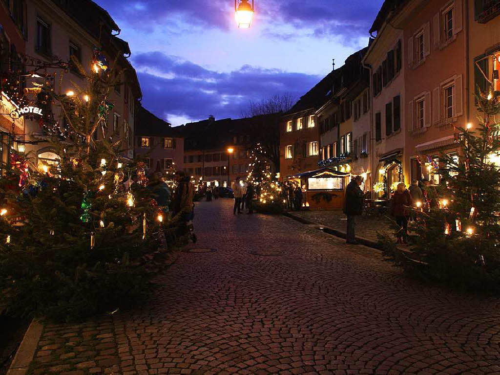 Weihnachtliche Stimmung bei der 4. Staufener Lichternacht.