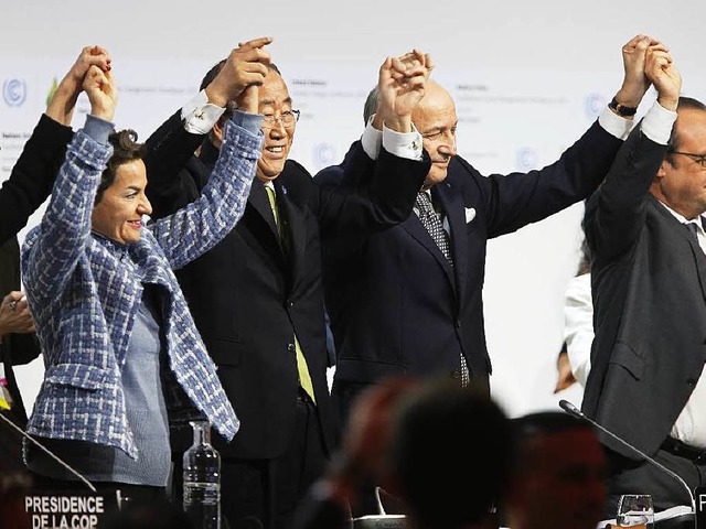 Laurent Fabius, Francois Hollande und Ban Ki-Moon halten ihre Hnde in die Hhe.  | Foto: AFP