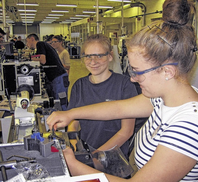 Frauen und Technik, das passt mehr als...inks) und Praktikantin Julia Mattes.    | Foto: IMS Gear