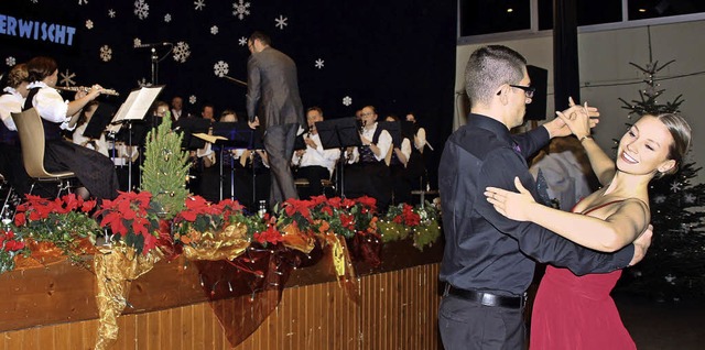 Eine befreundete Tanzschule lie zum W...rg ein Paar beschwingte Kreise drehen.  | Foto: Babette Staiger