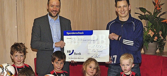 Andreas Gerth (links) berreichte an C...er einen Spendenscheck ber 1500 Euro.  | Foto: Stefan Pichler