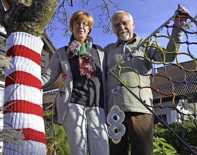 Angelika Rump und Dieter Schmidt in ihrem Garten   | Foto: Sophia Hesser