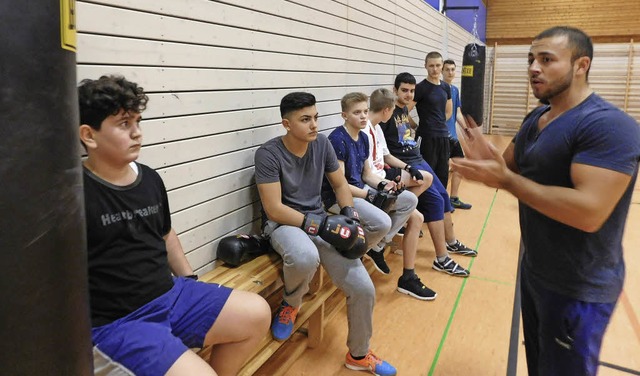 Osman Sikilar, der schon Sparringspart...en in der Halle der Heuss-Realschule.   | Foto: Weizenecker