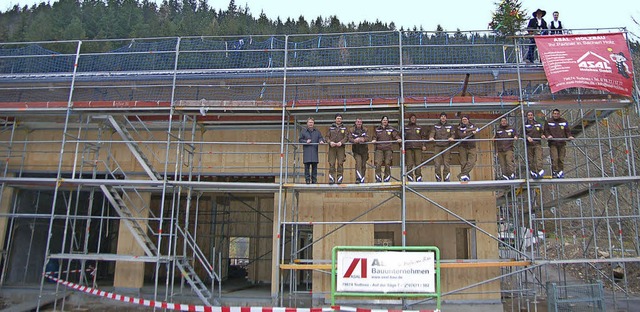 Handwerker auf dem Gerst beim Richtsp...n dem Bau &#8222;die Krone auf&#8220;.  | Foto: Ulrike Jger