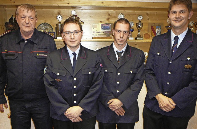 Gesamtkommandant Werner Schmid (links)...ckers (von links) zu deren Wiederwahl.  | Foto: Mck