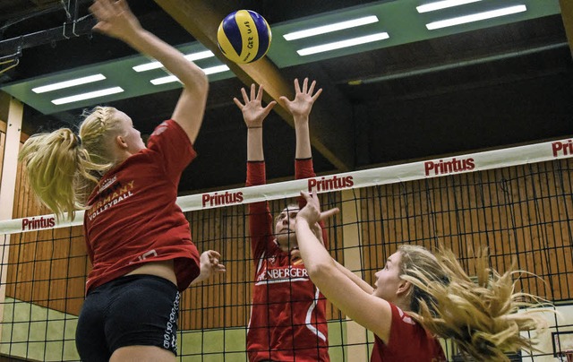 Merle Weidt, Sabrina Krause und Julika Hoffmann (von links) im Training.   | Foto:  Sebastian Khli