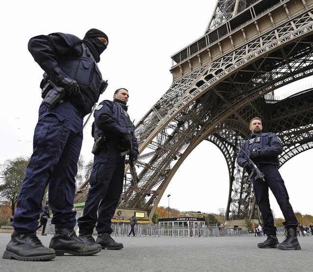 Polizisten nach den Attentaten von Paris im November nahe des Eiffelturms   | Foto: dpa