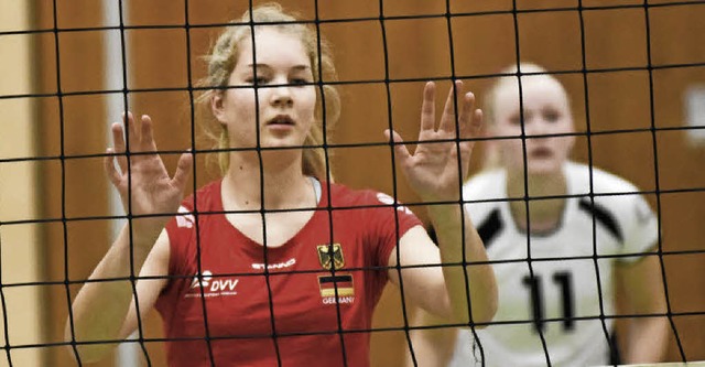 Am Dienstag fr die deutschen Juniorin...n Offenburg am Netz: Julika Hoffmann    | Foto: Sebastian Khli