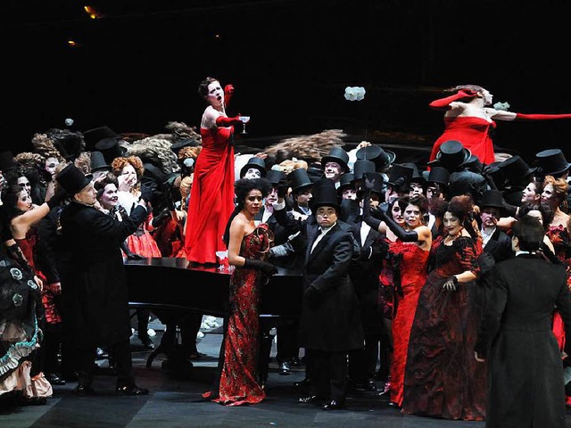 Violetta (Patrizia Ciofi) tanzt auf de...el: Trinkliedszene aus dem ersten Akt   | Foto: Kaiser
