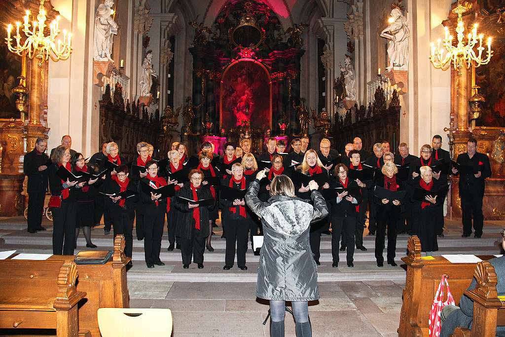 Nicht wie sonst blich von der Empore aus, sondern vor dem Altar sang der katholische Kirchenchor St. Margarethen Waldkirch.