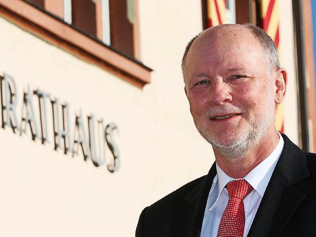 Armin Roesner vor dem Friesenheimer Rathaus  | Foto: Bastian Bernhardt