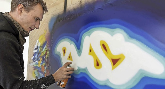 Graffitiknstler David Rich  am Kilwisonntag bei der Arbeit   | Foto: Bernhard Rein