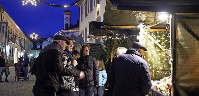 Klein, aber fein: der Weihnachtsmarkt vor der Martinskirche  | Foto: V. Mnch