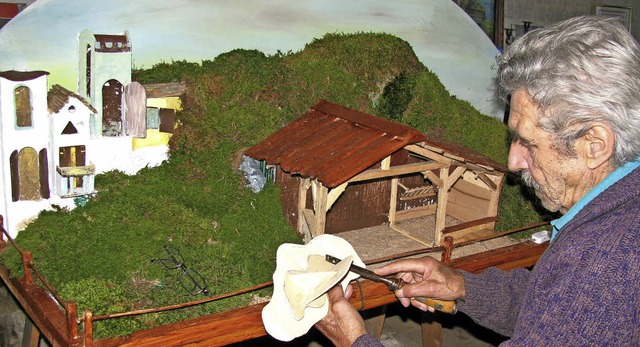 Rigobert Dielin arbeitet an seiner le...schnitzt aus einheimischem Lindenholz.  | Foto: Lange