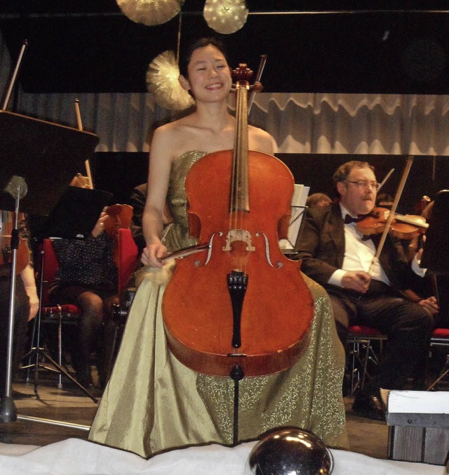 Mit virtuosem Duktus gestaltete die So...Solopart beim Cellokonzert von Dvork.  | Foto: Bianca Flier