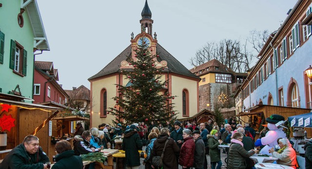 Auftakt zum Weihnachtsmarkt in der Mah...und dem Musikverein  vor dem Rathaus.   | Foto: Olaf MIchel